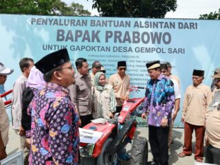 Bupati Tangerang Serahkan Bantuan Traktor dari Presiden di Sepatan Timur
