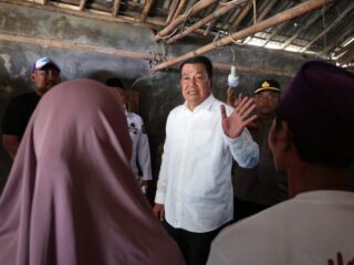 Maesyal Rasyid Tinjau Rumah Tak Layak Huni di Sukawali, Langsung Beri Bantuan