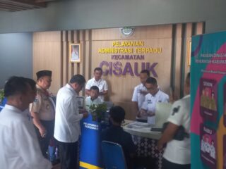 Sidak Pelayanan KTP di Kecamatan Cisauk, Bupati Tangerang Pastikan Pelayanan KTP Gratis