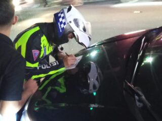 Polisi Tertibkan TNKB Tak Sesuai Spesifikasi, BYD Denza Kena Tilang di Cikupa