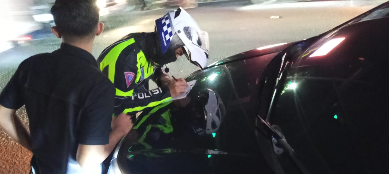 Polisi Tertibkan TNKB Tak Sesuai Spesifikasi, BYD Denza Kena Tilang di Cikupa