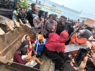 Ricuh! Warga Duduki Bucket Excavator Saat Penertiban Lahan di Jeunjing Cisoka