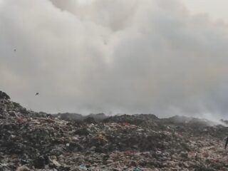 Kobaran Api Ludeskan 2 Hektare TPA Jatiwaringin, Pemadaman Terkendala Cuaca Kering