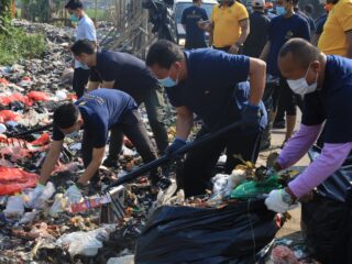 Tak Sekadar Instruksi, Bupati Tangerang dan Kapolresta Ikut Pungut Sampah dalam Aksi Jumat Bersih di Balaraja