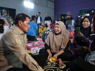 Bupati Tangerang Kunjungi Pengungsi TPA Jatiwaringin, Serahkan Bantuan dan Sampaikan Pesan Menyentuh