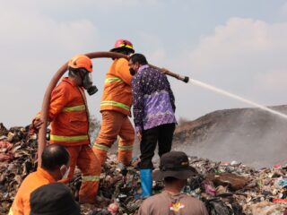 Dua Helikopter BNPB Diterjunkan, Bupati Maesyal Rasyid Kerahkan Seluruh Kekuatan Padamkan Api di TPA Jatiwaringin