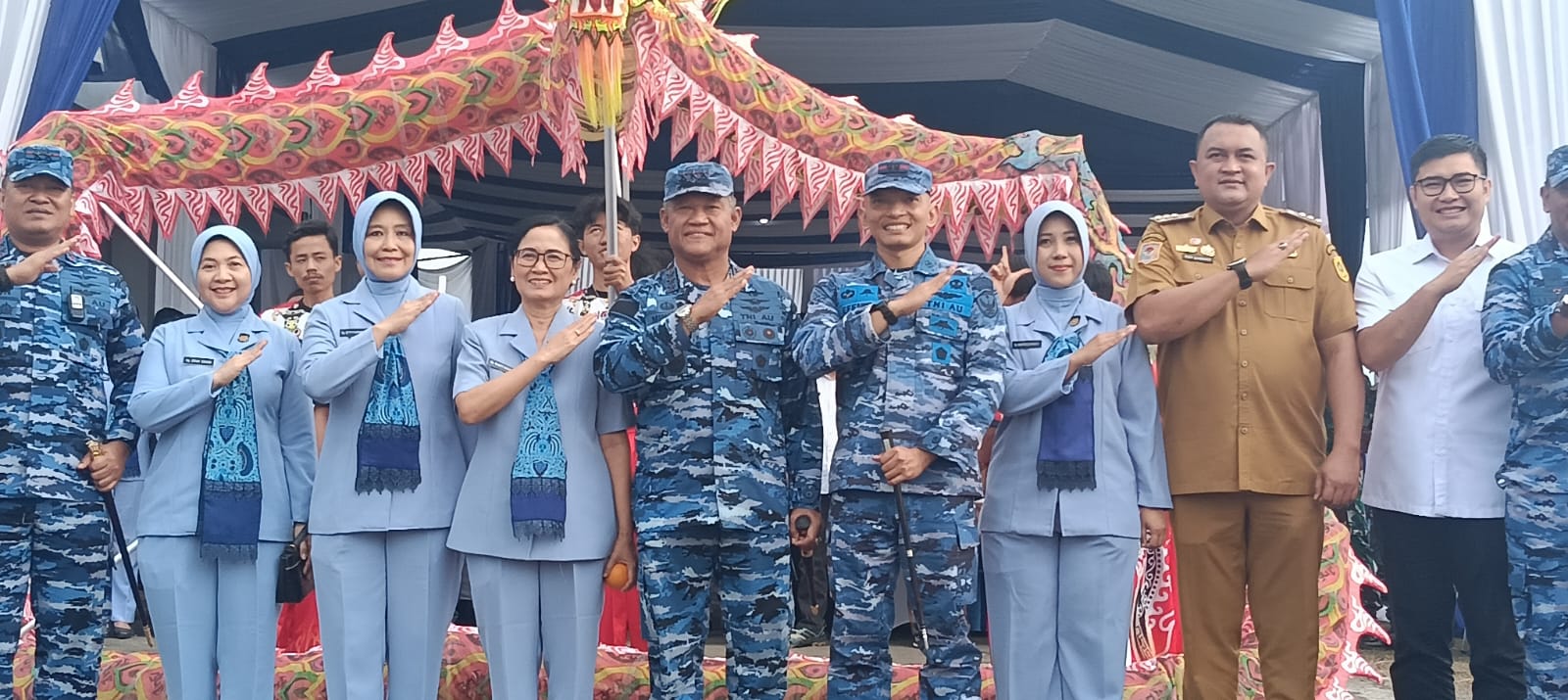 Panglima Koopsudnas Marsdya TNI Minggit Tribowo bersama jajaran TNI AU, pemerintah daerah, dan unsur terkait berfoto bersama usai pembukaan bakti sosial Hari Bakti TNI Angkatan Udara ke-79 di Lanud Saleh Basarah, Rumpin, Kabupaten Bogor, Rabu (22/7/2026).
