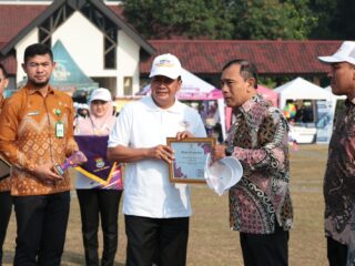 Bupati Anugerahi Kepala MAN 1 Tangerang sebagai Penggerak Forum Anak Terbaik