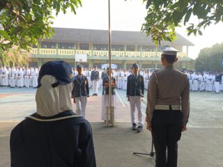 Jadi Pembina Upacara di SMPN 2 Panongan, Kasat Lantas Polresta Tangerang Edukasi Pelajar soal Aturan Sepeda Listrik di Jalan Raya