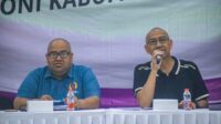 Ketua KONI Kabupaten Tangerang, Eka Wibayu, didampingi Sekretaris KONI Adang Akbarudin, menyampaikan keterangan terkait keterlambatan tahapan entry by number/class Porprov VII Banten. KONI Kabupaten Tangerang meminta OC dan SC Porprov VII menjalankan seluruh tahapan sesuai jadwal agar persiapan kontingen tidak terganggu.