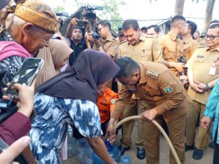 Krisis Air, Warga Tigaraksa Antre Bantuan Air Bersih dari Gubernur Banten