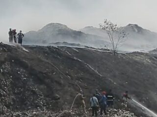 Masuk Hari Keempat, Pemadaman Kebakaran TPA Jatiwaringin Berangsur Terkendali Meski Api Masih Menyala