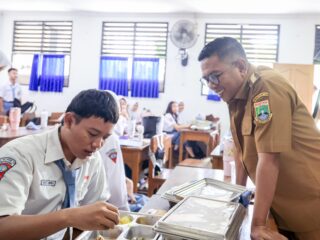 Tinjau MPLS Perdana SMKN 12, Gubernur Andra Soni Komitmen Perluas Akses Pendidikan di Banten