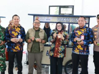 Wabup Intan Serahkan Bantuan Gerobak Usaha untuk Perempuan Kepala Keluarga di Kronjo