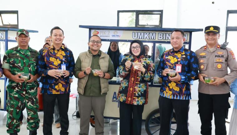 Wabup Intan Serahkan Bantuan Gerobak Usaha untuk Perempuan Kepala Keluarga di Kronjo