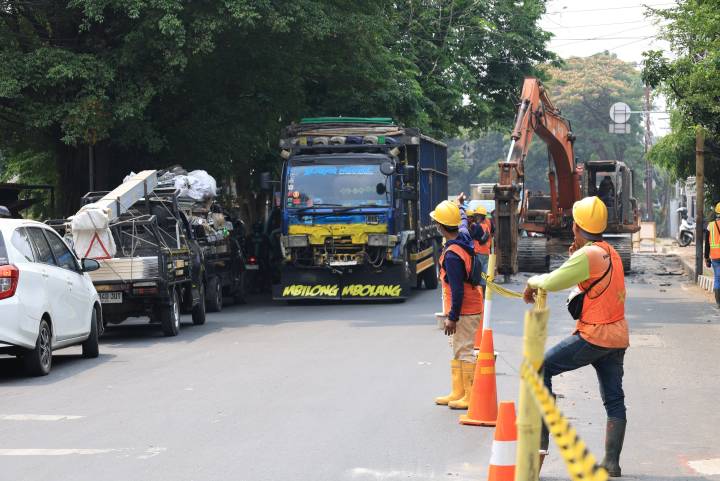 Pekerja melakukan perbaikan jalan di salah satu ruas jalan Kota Tangerang. Proyek perbaikan di empat ruas jalan diperkirakan berlangsung sekitar dua bulan dan disertai rekayasa lalu lintas.