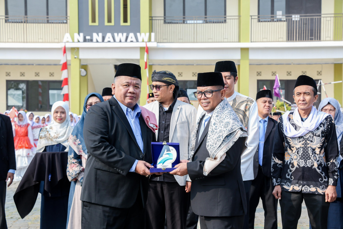 Gubernur Banten Andra Soni menyerahkan penghargaan kepada perwakilan Pondok Pesantren Modern Al-Muhaimin dalam peringatan Milad ke-5 di Kota Serang.