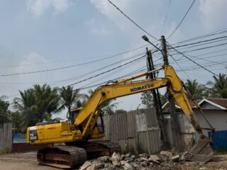 Alat berat milik DBMSDA Kabupaten Tangerang saat pengerjaan proyek infrastruktur. (ist)