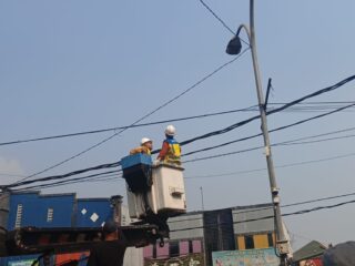 Pemkot Tangsel membongkar kabel fiber optik ilegal. (khi)