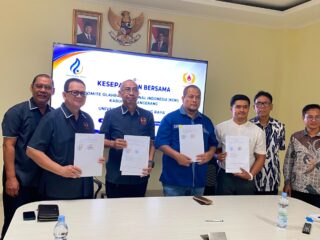 Ketua KONI Kabupaten Tangerang Eka Wibayu dan jajarannya bersama Rektor Universitas Tangerang Raya Mardiyana beserta jajarannya seusai penandatanganan nota kesepahaman dan perjanjian kerja sama, Kamis (13/8).