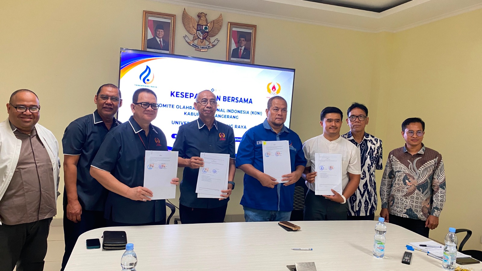 Ketua KONI Kabupaten Tangerang Eka Wibayu dan jajarannya bersama Rektor Universitas Tangerang Raya Mardiyana beserta jajarannya seusai penandatanganan nota kesepahaman dan perjanjian kerja sama, Kamis (13/8).