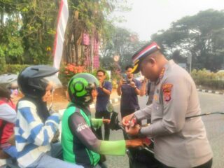 Sambut HUT RI ke-81, Satlantas Polresta Tangerang Bagikan Ribuan Bendera Merah Putih