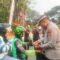 Kapolresta Tangerang, Kombes Pol Andi Muhammad Indra Waspada Amirullah saat memberikan duplikasi bendera merah putih kepada pengguna jalan. (khi)
