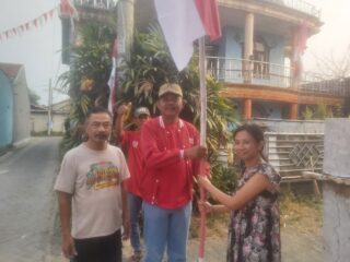 Lurah Tigaraksa, Eko Suyanto, saat membagikan bendera merah putih kepada warga di RT 001 RW 003, Kavling Pinang, Tigaraksa, Kabupaten Tangerang. (khi)
