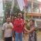 Lurah Tigaraksa, Eko Suyanto, saat membagikan bendera merah putih kepada warga di RT 001 RW 003, Kavling Pinang, Tigaraksa, Kabupaten Tangerang. (khi)