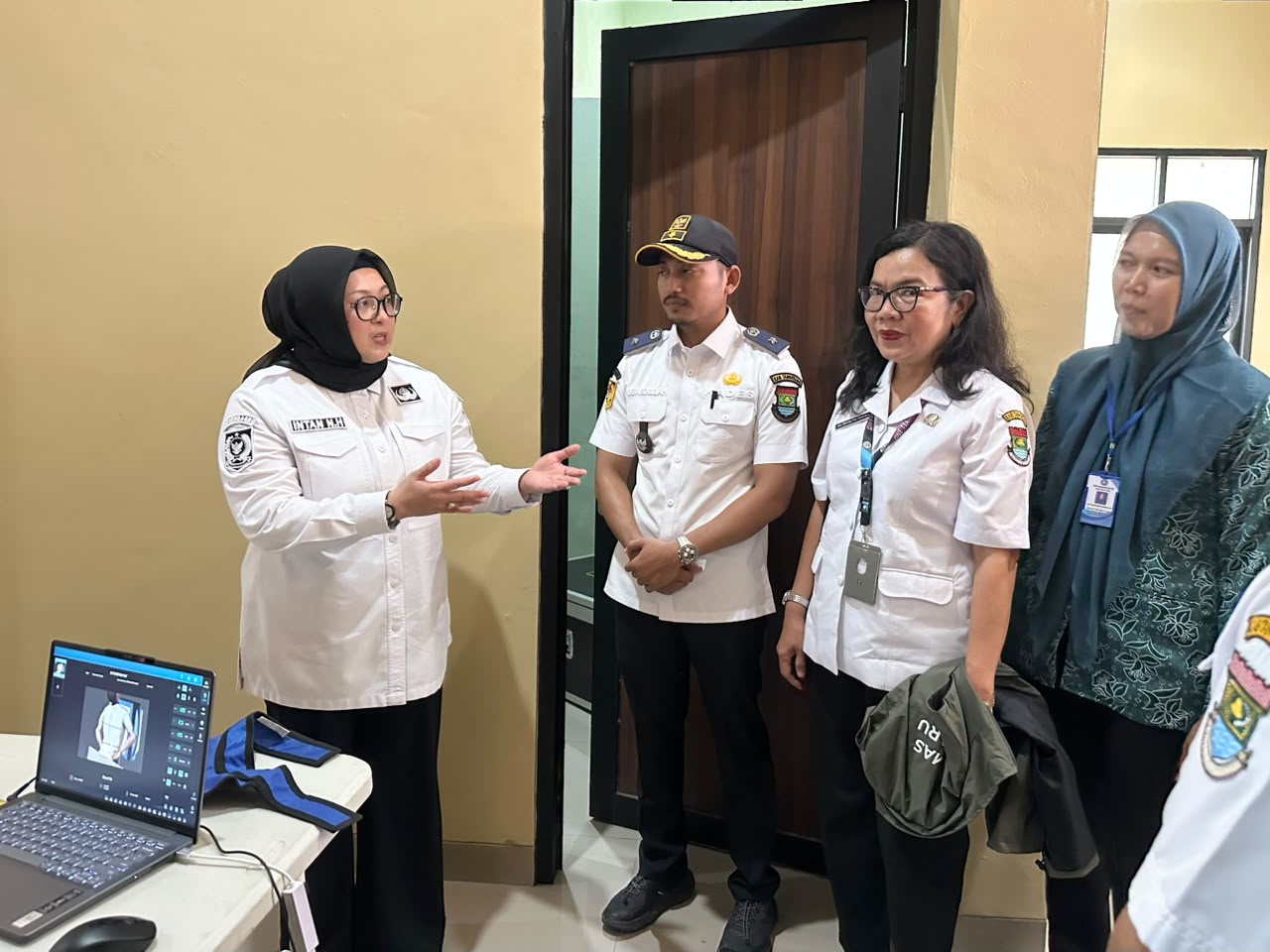Wakil Bupati Tangerang, Intan Nurul Hikmah, saat menghadiri kegiatan Balita Kita Sehat sekaligus mencanangkan program Intervensi Terpadu Cegah Stunting (INOVASI TERPA GANTUNG) di Kantor Desa Klutuk, Kecamatan Mekar Baru. (khi)