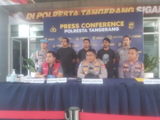 Kapolresta Tangerang, Kombes Pol Andi Muhamad Indra Waspada Amirullah (tengah) saat memberikan keterangan kepada wartawan pada konfrensi pers di Mapolresta Tangerang. (khi)