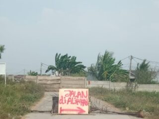 DITUTUP BETON: Penampakan akses jalan warga di kawasan Simpang Empat Rajawali, Desa Rajeg, Kecamatan Rajeg, Kabupaten Tangerang, yang ditutup oleh barrier beton. (khi)