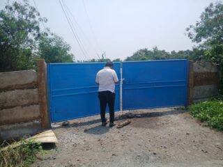 Kondisi jalan di Kampung Rajeg Tegal, Desa Rajeg, Kecamatan Rajeg, Kabupaten Tangerang, usai dipasangi pagar beton. (khi)