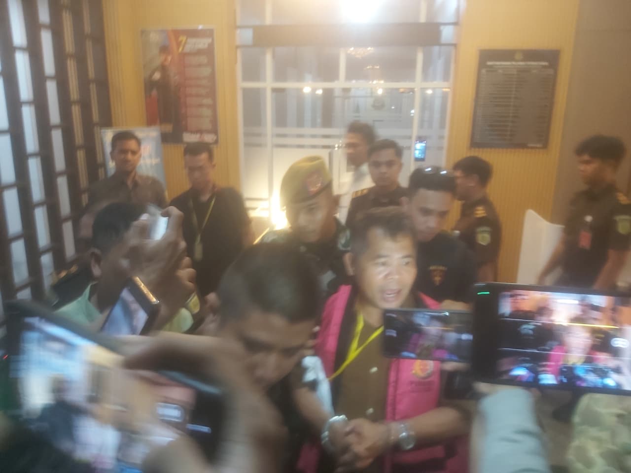 Kepala Sekolah PKBM Indonesia Negeriku berinisial KG (rompi tahanan) saat digiring ke mobil tahanan usai ditetapkan sebagai tersangka oleh kejaksaan Negeri Kabupaten Tangerang. (Khi)