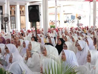 Ratusan jamaah menghadiri peringatan Maulid Nabi Muhammad SAW yang digelar di Pondok Pesantren Al Hijaiyyah, Kecamatan Sindang Jaya, Kabupaten Tangerang. (DN)