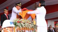 Bupati Tangerang Moch. Maesyal Rasyid bersama anggota Paskibraka saat prosesi pengibaran duplikat Bendera Merah Putih dalam upacara HUT ke-81 Kemerdekaan RI di Puspemkab Tangerang, Senin (17/8/2026).