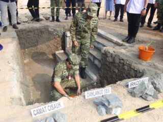Irkodau 1 Marsma TNI Dedy Susanto bersama Komandan Lanud Saleh Basarah Letkol Pas Efendi Hermawan dalam prosesi peletakan batu pertama pembangunan Mako Lanud Saleh Basarah di Rumpin, Bogor.