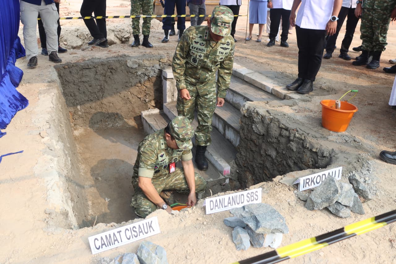 Irkodau 1 Marsma TNI Dedy Susanto bersama Komandan Lanud Saleh Basarah Letkol Pas Efendi Hermawan dalam prosesi peletakan batu pertama pembangunan Mako Lanud Saleh Basarah di Rumpin, Bogor.