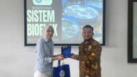 UMN memberikan apresiasi kepada mitra dalam kegiatan pemberdayaan masyarakat melalui pengembangan budidaya ikan sistem bioflok di Desa Serdang Wetan, Kabupaten Tangerang.