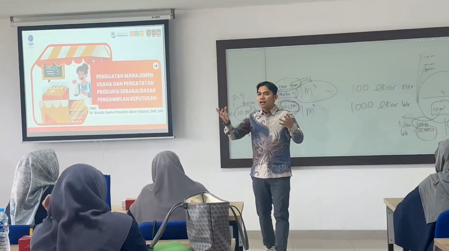 Tim UMN memberikan pelatihan penguatan manajemen usaha dan pencatatan produksi kepada pelaku usaha Desa Serdang Wetan sebagai dasar pengambilan keputusan bisnis.