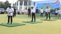 Peserta Turnamen Golf Wali Kota Cup II mengikuti sesi pembukaan dengan melakukan pukulan perdana di Modern Golf and Country Club, Kota Tangerang. Ajang ini turut menjadi wadah untuk mengasah kemampuan pegolf menuju Porprov Banten VII.