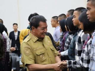 Bupati Tangerang Maesyal Rasyid saat menyalami para anggota Paskibraka Kabupaten Tangerang 2026 (khi).