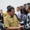 Bupati Tangerang Maesyal Rasyid saat menyalami para anggota Paskibraka Kabupaten Tangerang 2026 (khi).