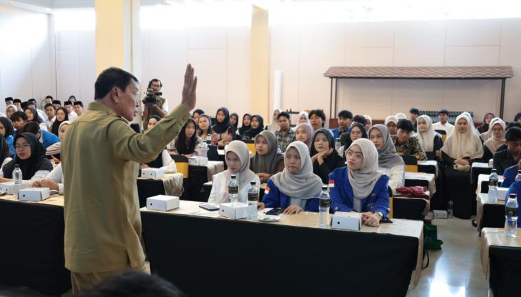 Bupati Tangerang Moch. Maesyal Rasyid memberikan motivasi kepada penerima Beasiswa Tangerang Gemilang 2026 saat kegiatan pembekalan di Hotel Yasmin, Kecamatan Curug, Kabupaten Tangerang, Selasa (1/9/2026).