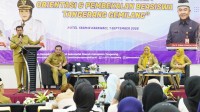 Bupati Tangerang Moch. Maesyal Rasyid memberikan arahan kepada penerima Beasiswa Tangerang Gemilang 2026 dalam kegiatan pembekalan di Hotel Yasmin, Kecamatan Curug, Kabupaten Tangerang, Selasa (1/9/2026).
