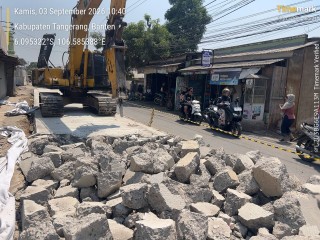 Baru Sehari Dicor, Jalan Gardu-Tanah Merah Tangerang Dibongkar Ulang karena Retak