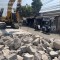 Alat berat membongkar beton Jalan Gardu-Tanah Merah Segmen 4 di Kecamatan Sepatan, Kabupaten Tangerang, Kamis (3/9/2026). Beton dibongkar ulang setelah ditemukan retak dan hasil uji mutu tidak memenuhi spesifikasi teknis.