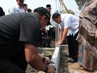 Bupati Maesyal Letakkan Batu Pertama Bedah 4 Rumah di Sindang Panon