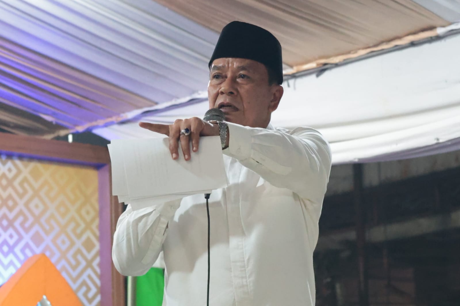 Bupati Tangerang Moch. Maesyal Rasyid menyampaikan sambutan saat menghadiri peringatan Maulid Nabi Muhammad SAW 1448 Hijriah di Masjid Nurul Yaqien, Kecamatan Sindang Jaya, Rabu malam (2/9/2026).