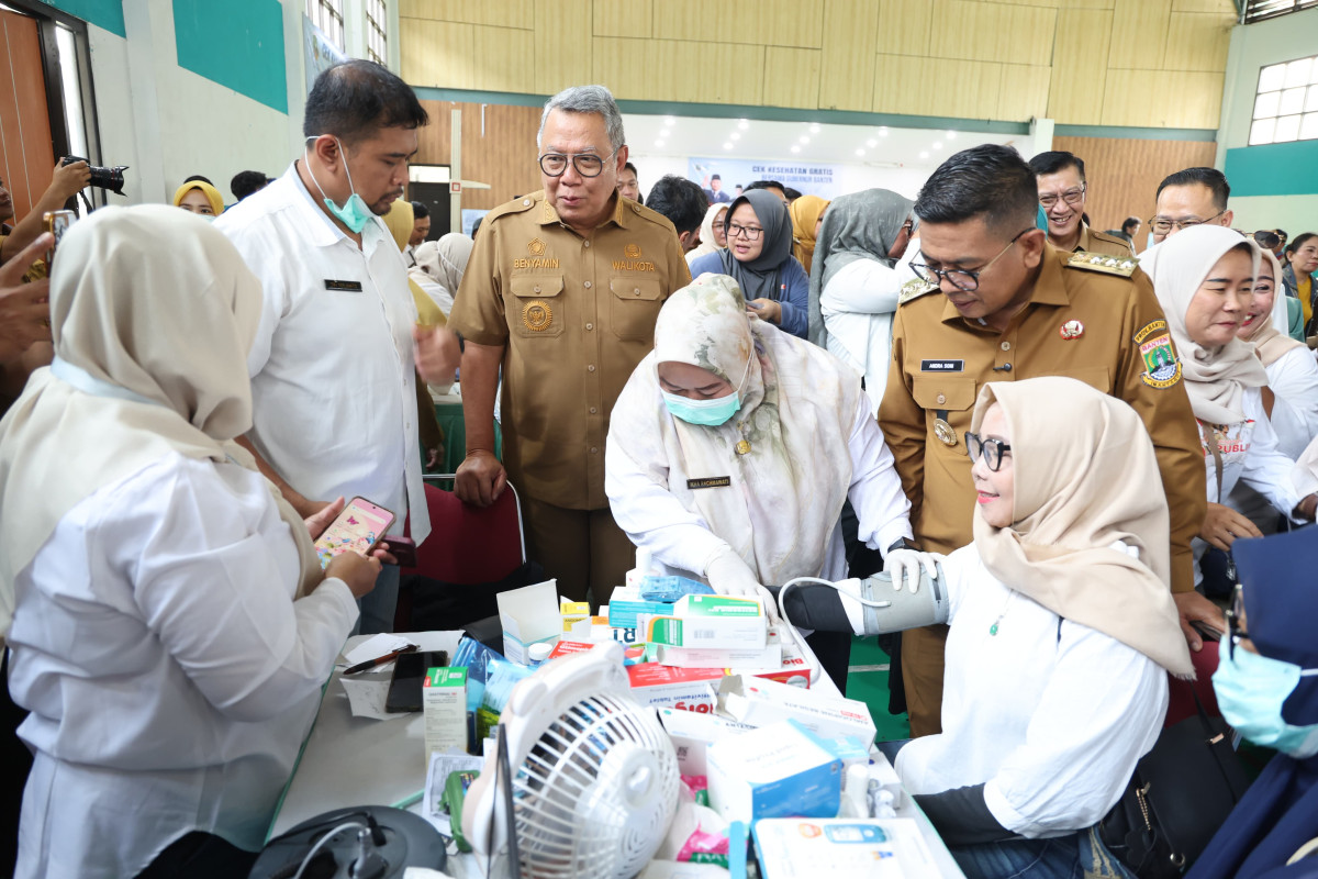 Gubernur Banten Andra Soni bersama Wali Kota Tangerang Selatan Benyamin Davnie meninjau pelaksanaan Cek Kesehatan Gratis (CKG) di Kecamatan Pondok Aren, Tangerang Selatan, Senin (31/8/2026). Andra memastikan hasil skrining kesehatan masyarakat akan ditindaklanjuti dengan penanganan medis.